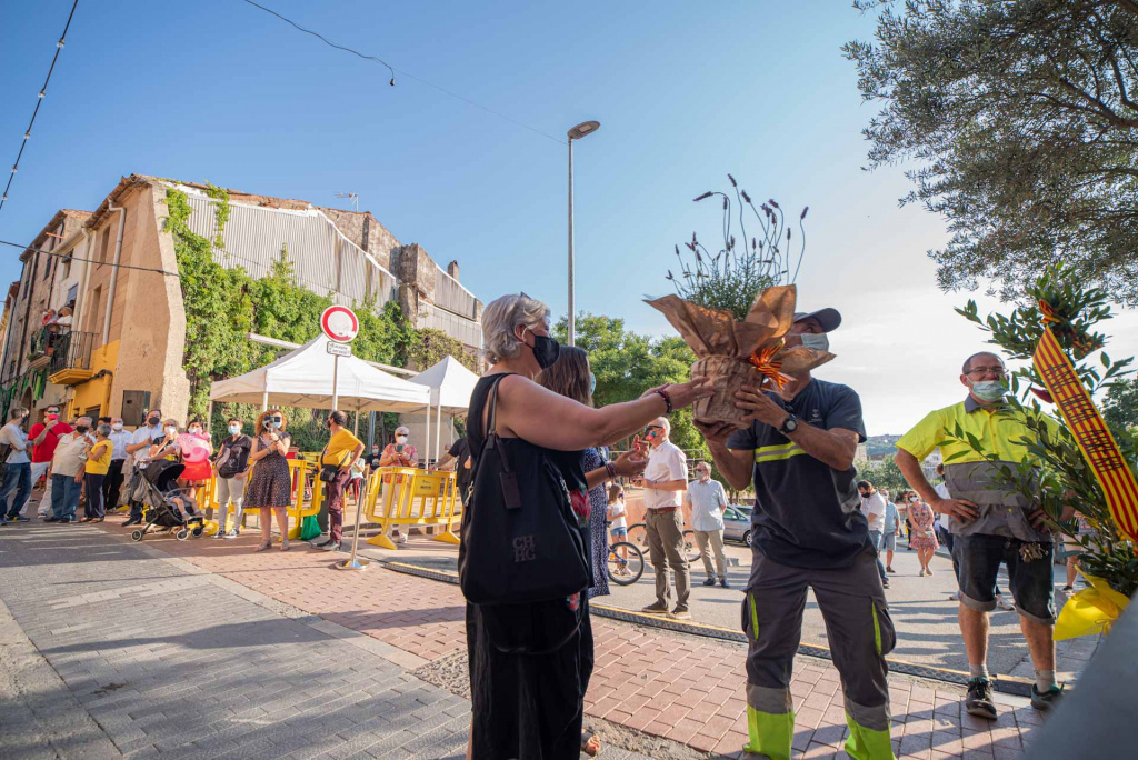 Ofrena floral d'una senyora a Santa Oliva