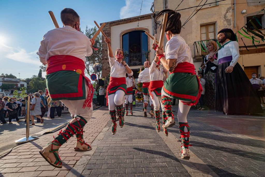 Actuació dels Bastoners del Montserratí davant Santa Oliva