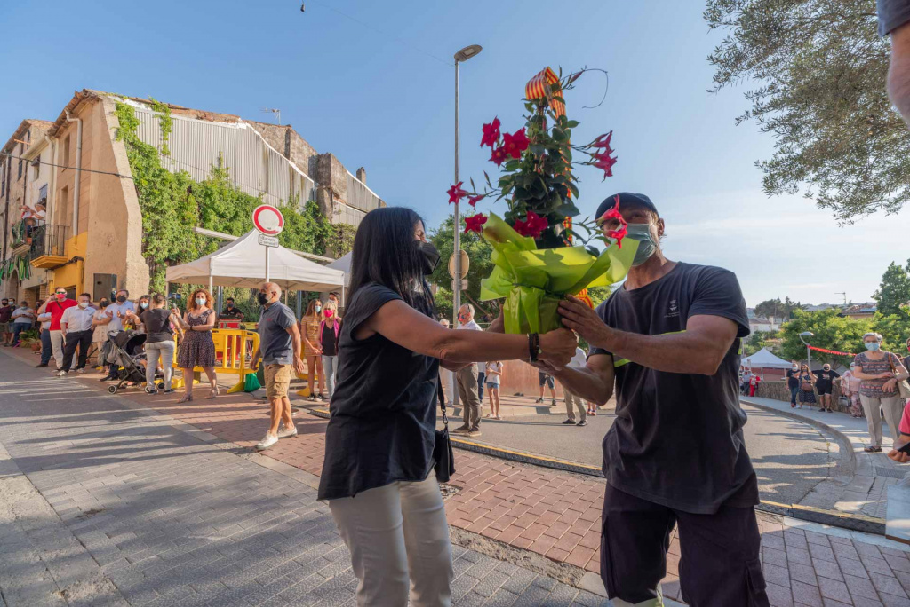 Ofrena floral d'una noia a Santa Oliva