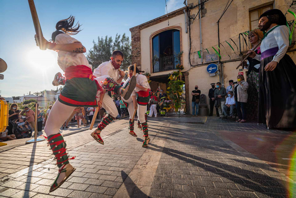 Actuació dels Bastoners del Montserratí davant Santa Oliva