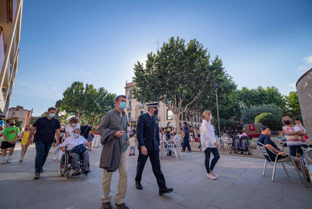 Autoritats caminant al Porxo de Santa Oliva