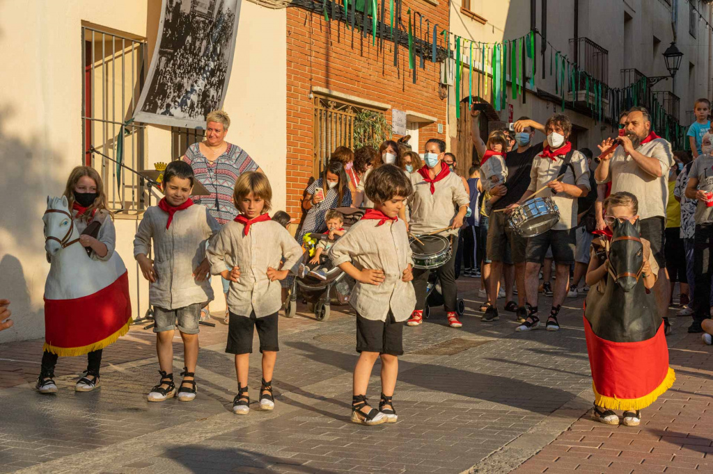 Esbart dansaira infantil davant de Santa Oliva