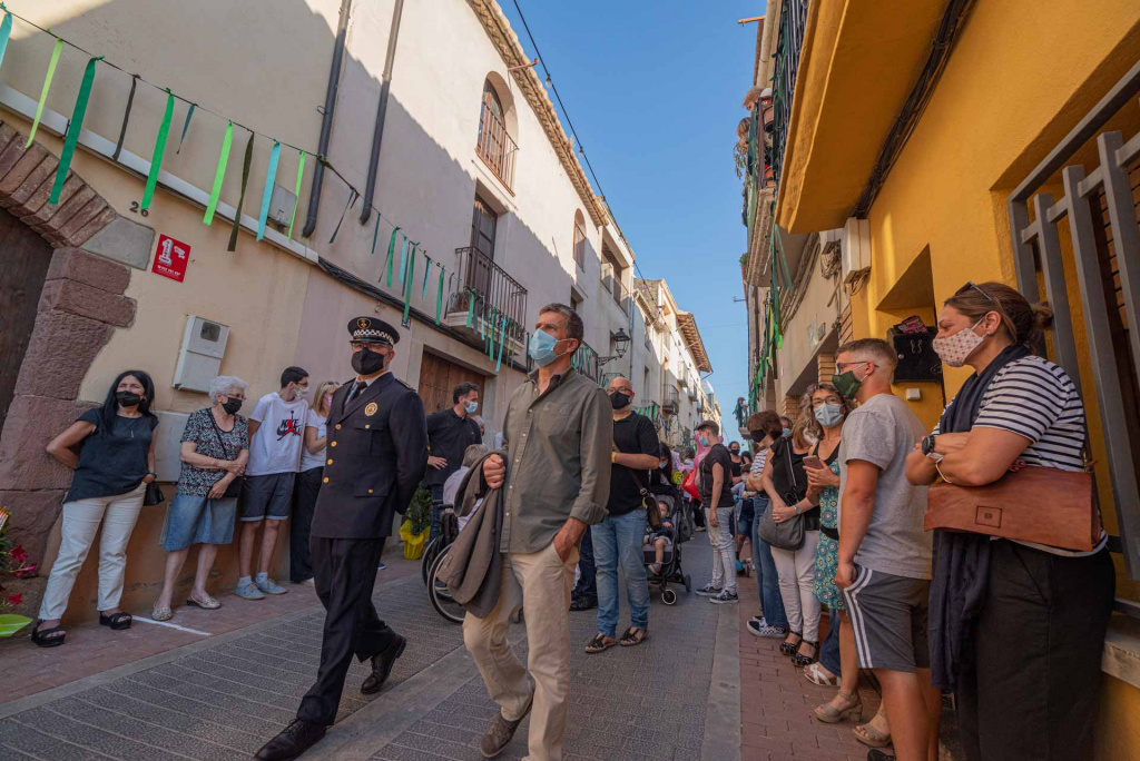 Personalitats caminant cap al Porxo de Santa Oliva