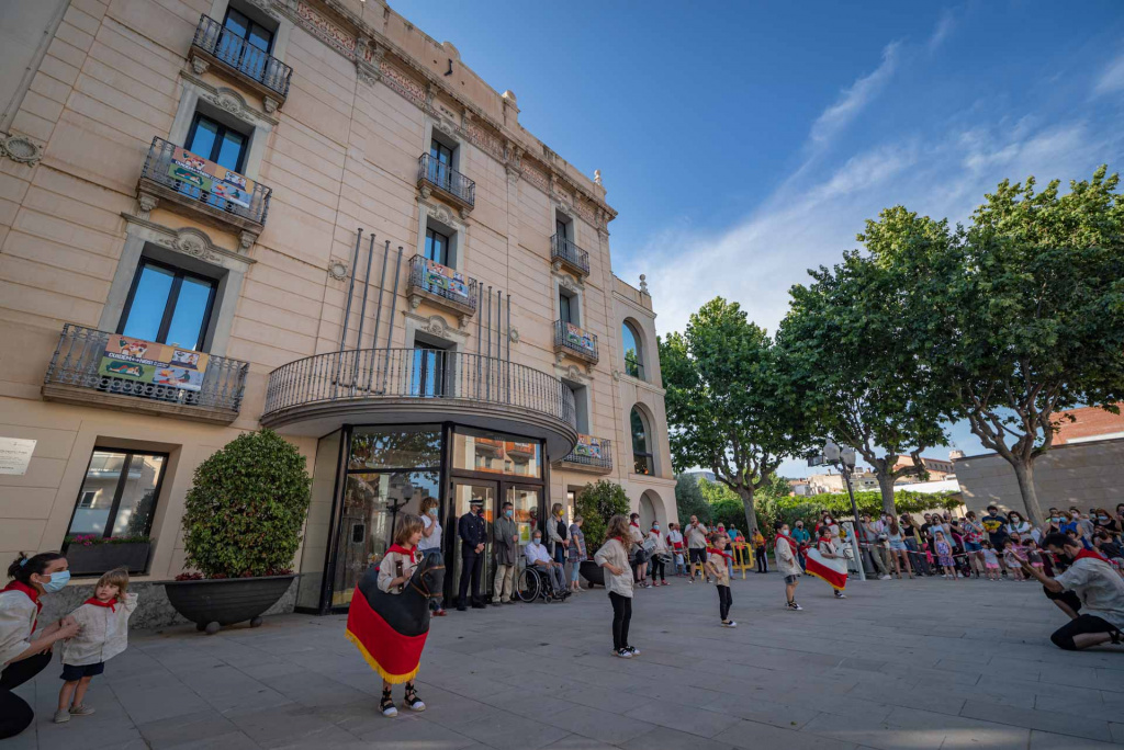 Grup infantil ballant davant de l'ajuntament