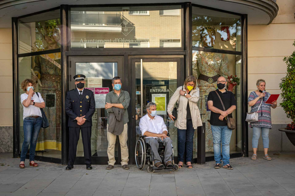 Personalitats d'Olesa de Montserrat davant de la porta de L'Ajuntament