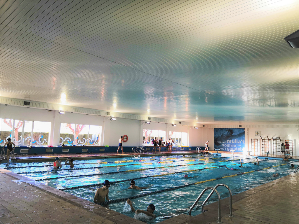 Piscina coberta amb grups d'infants fent natació