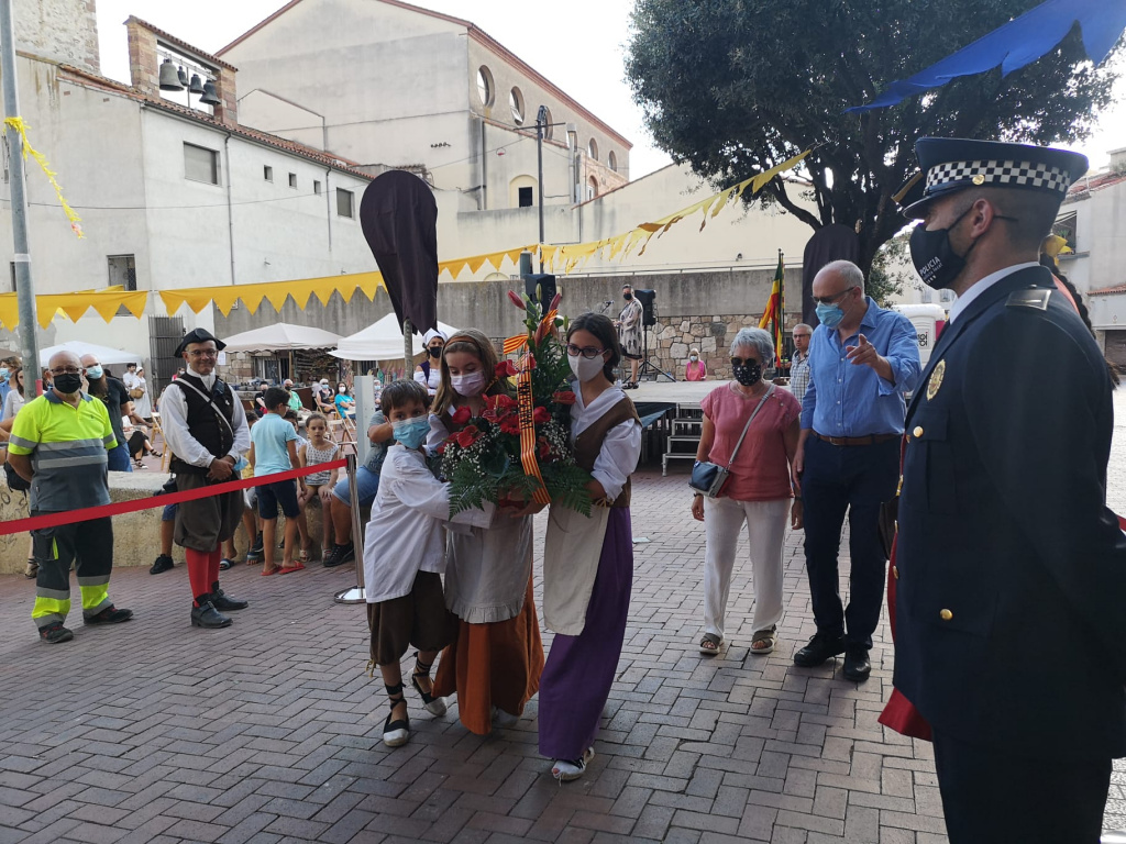 Ofrena floral a càrrec d'unes nenes que porten una corona de flors