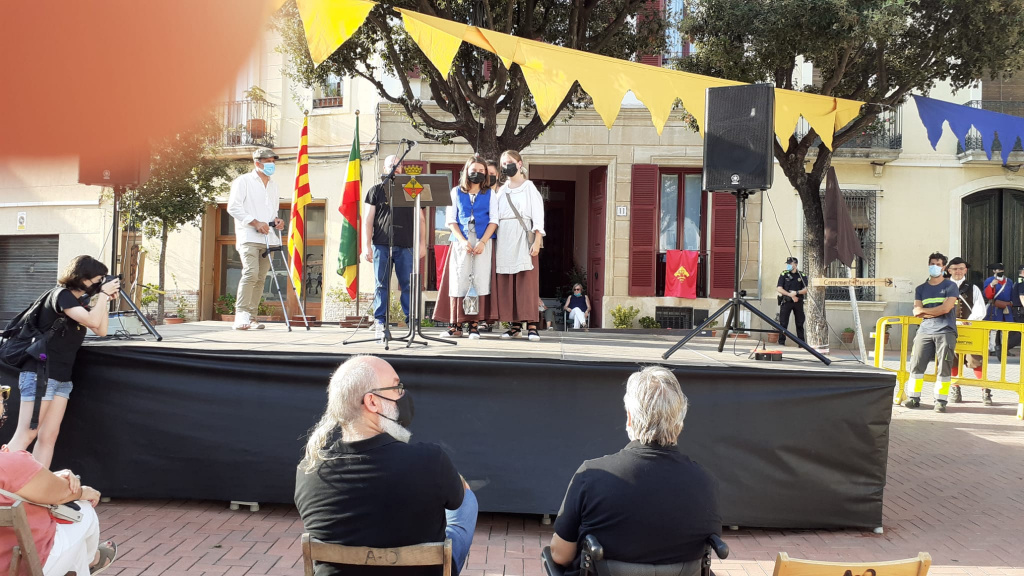 Escenari amb l'Alcalde Miquel Riera i unes nenes caracteritzades