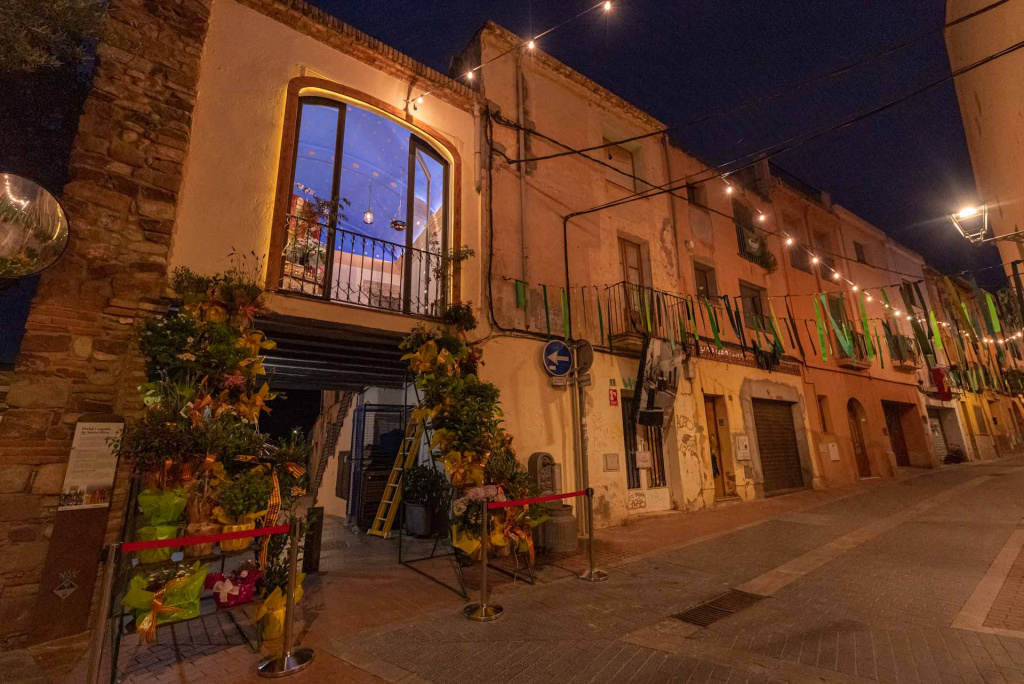 Portal de Santa Oliva plena de flors 