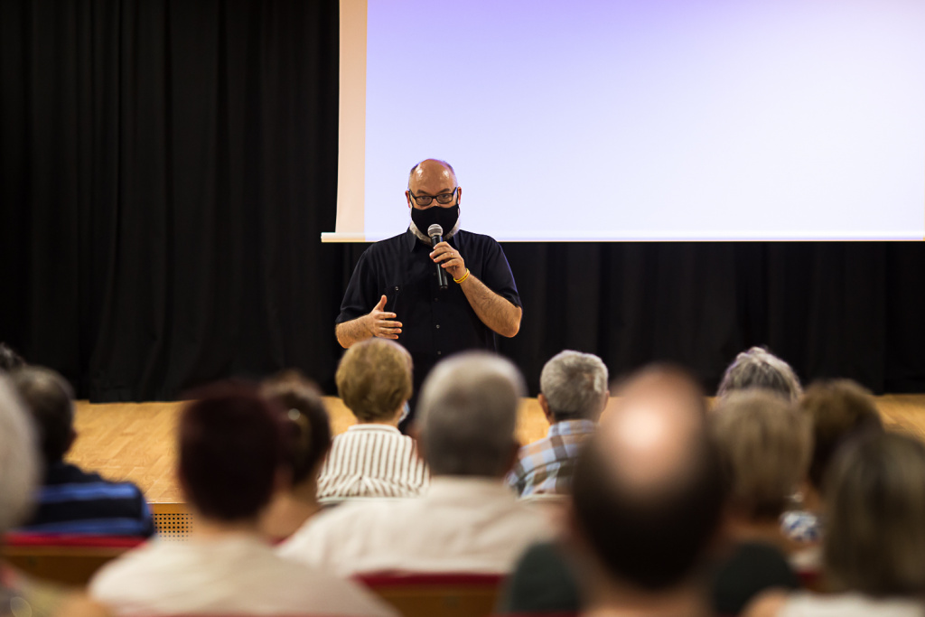 Xavier Rota fent la presentació del visionat del documental