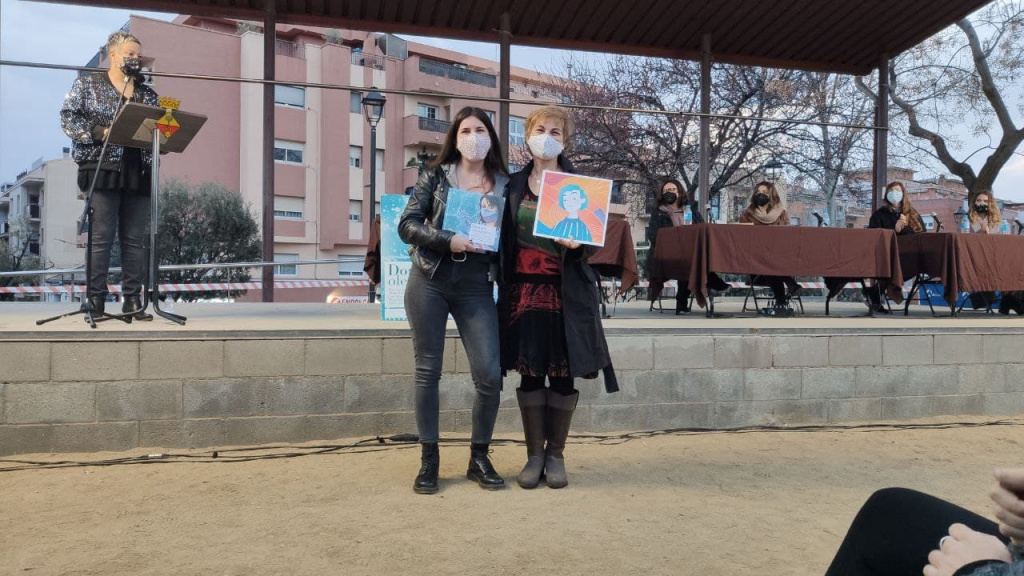 Entrega de Llibre i làmina de la mà de l'autora a cada una de les quinze dones