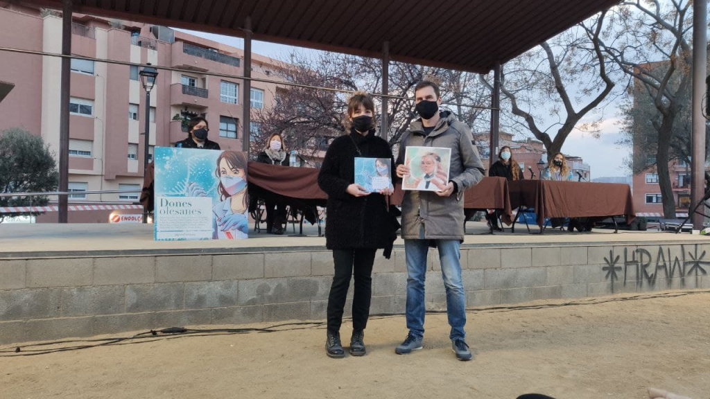 Entrega de Llibre i làmina de la mà de l'autora a cada una de les quinze dones