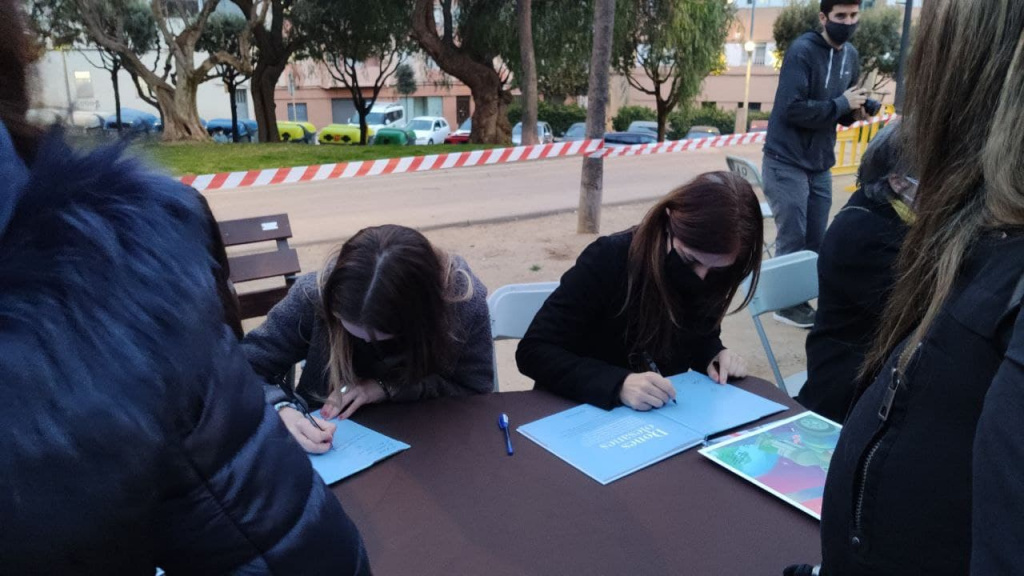 Signatura de llibres per part de les autores del llibre