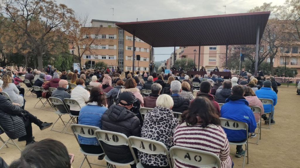 Assistents a l'acte de presentació del llibre al Parc Municipal