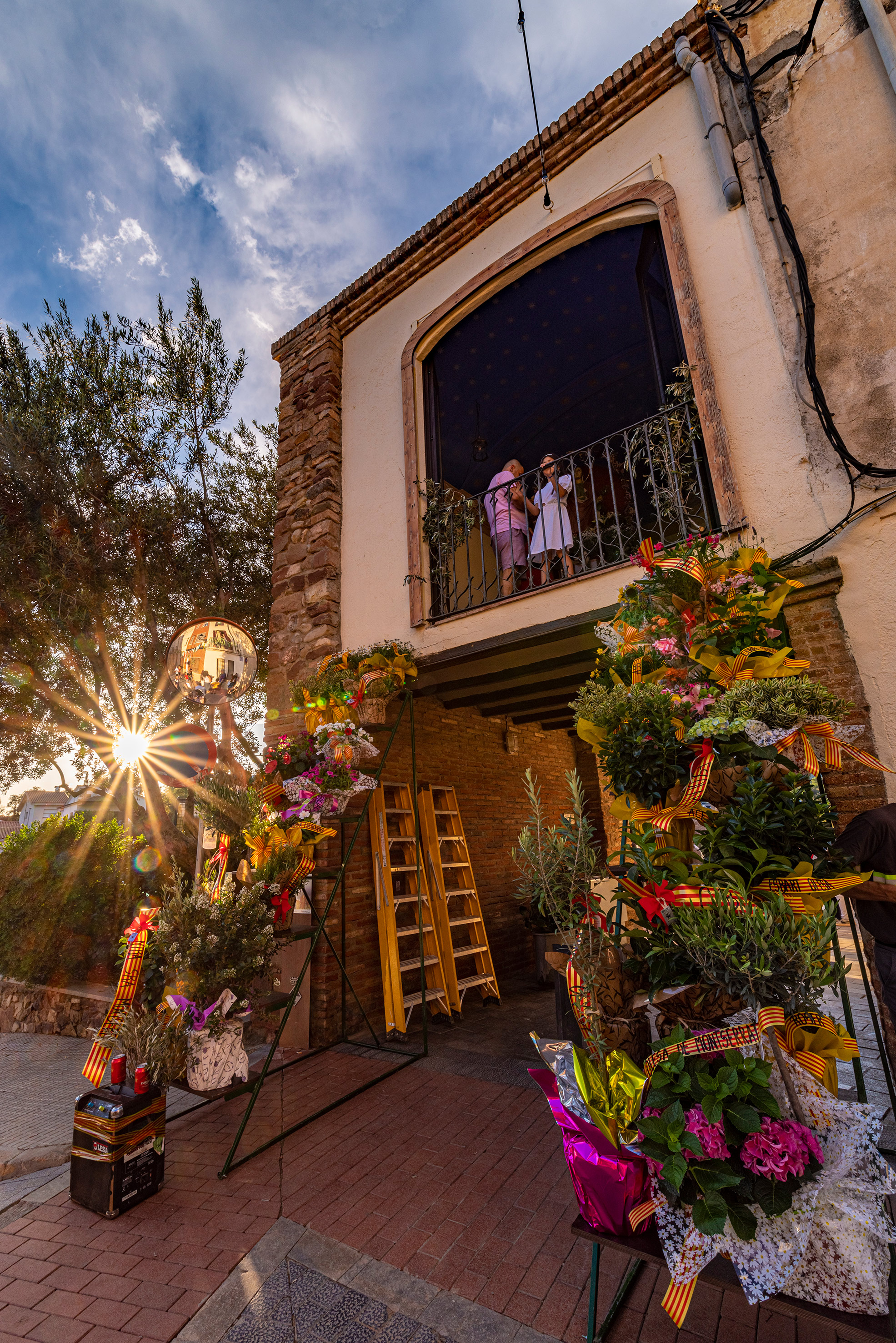 Portal de Santa Oliva després de l'ofrena floral