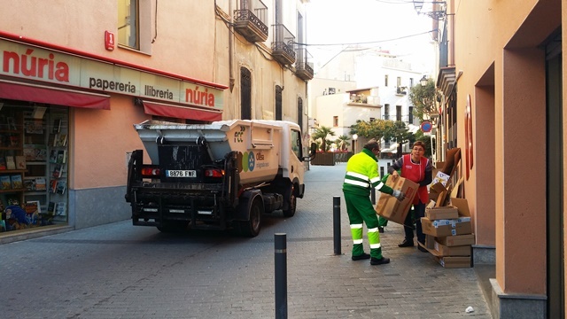 L'Ajuntament recorda que els comerços locals poden accedir gratuïtament al servei de recollida de cartró comercial porta a porta