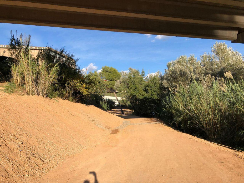 Millora d'un tram del Camí del Riu amb la cobertura d'un tram d'un canal d'aigua en desús