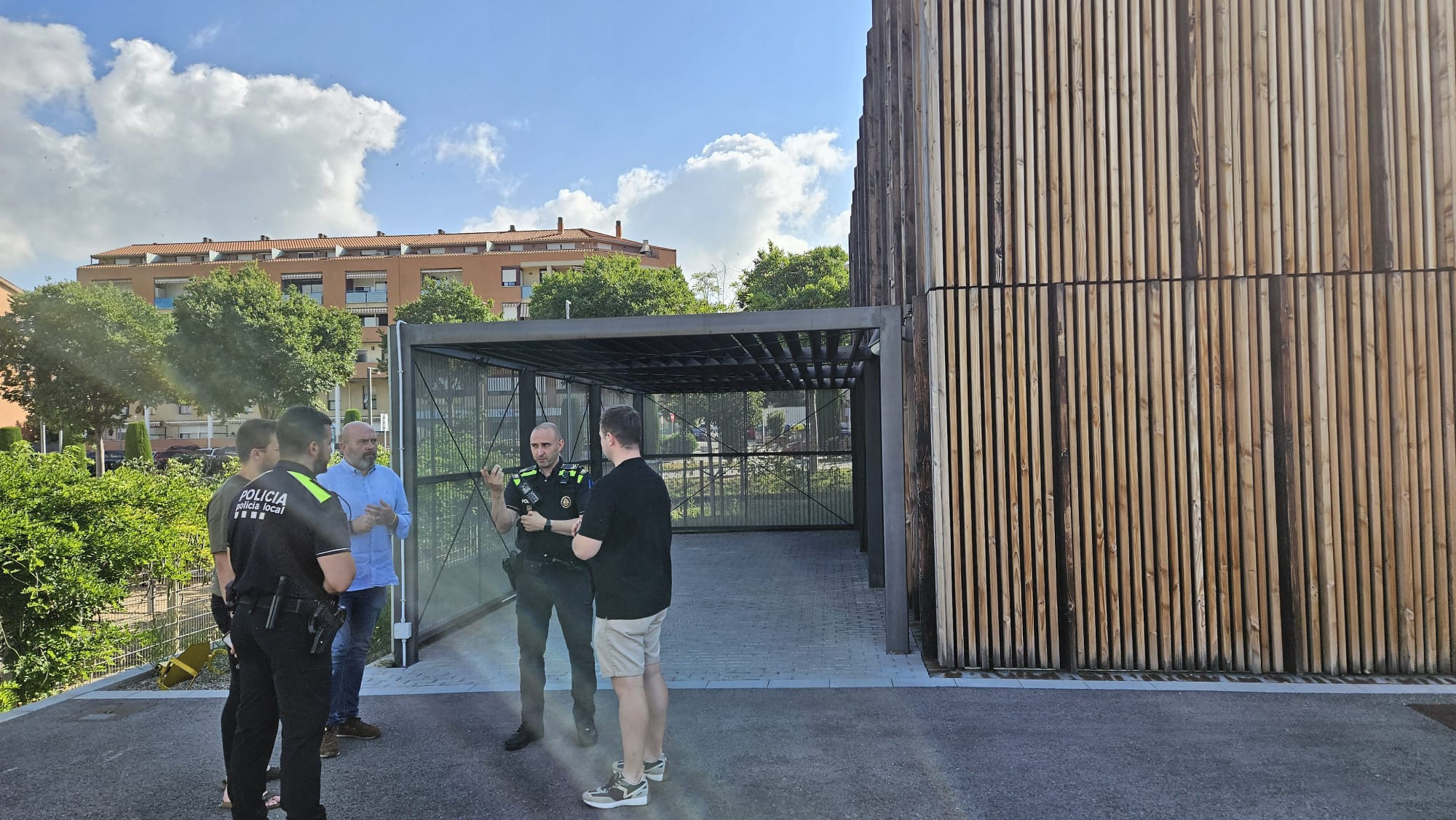 Visita de l'alcalde i el regidor de Seguretat Ciutadana de Masquefa a la Policia local d'Olesa