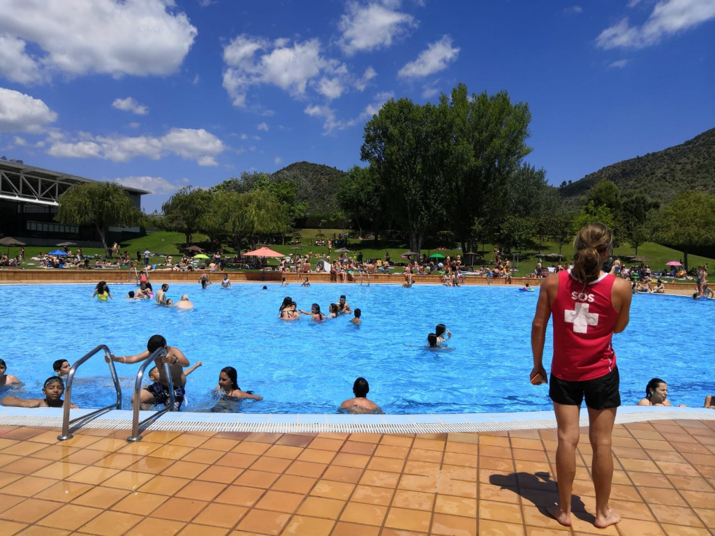 Olesa permet a les persones vulnerables accedir gratuïtament a la piscina d’estiu durant l’onada de calor