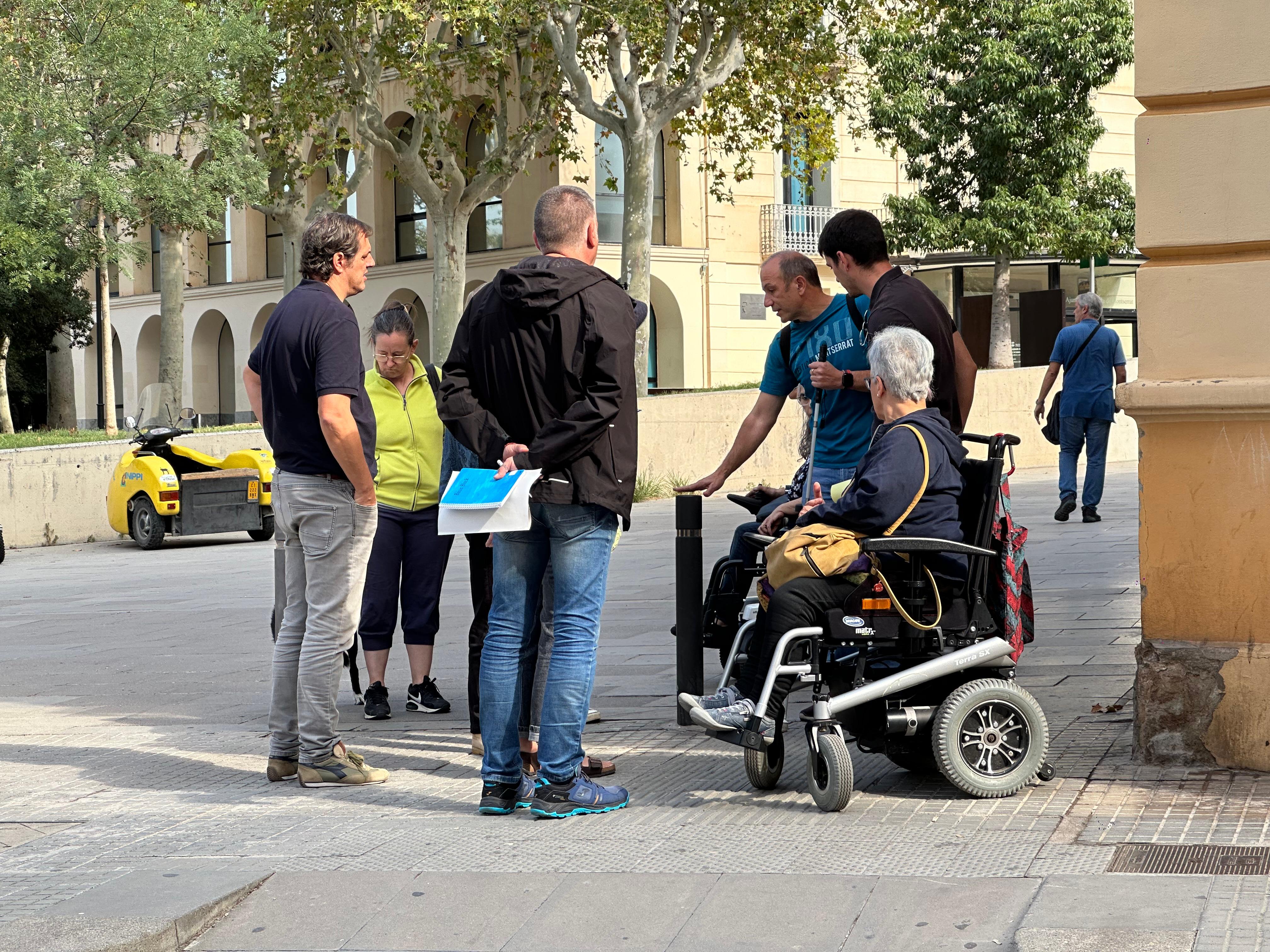 Persones amb capacitats diverses analitzen elements de l'espai públic que poden presentar dificultats